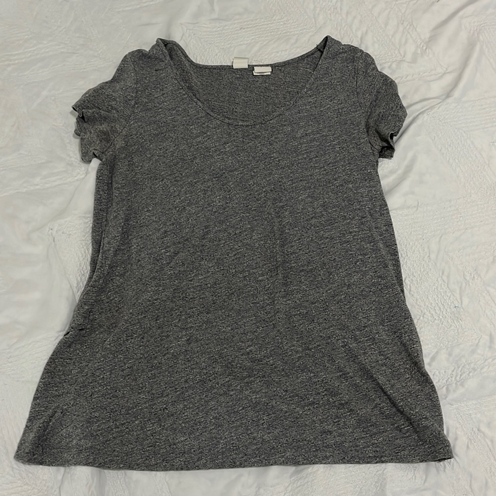 gray t-shirt
